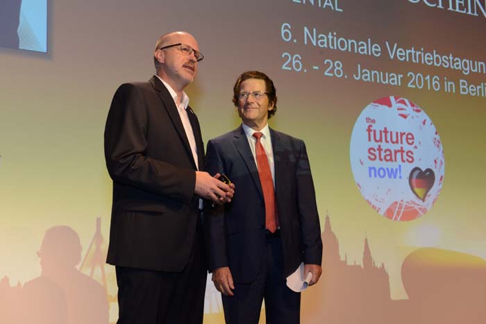 Nationale Vertriebstagung in Berlin 2016. Andreas Meldau und Dr. Steffen Gebauer auf der Bühne. 