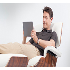 Henry Schein Dental Newsletter liest Mann auf Sessel. 