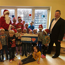 Dirk Wolff, Verkaufsleiter Thüringen/Westsachsen bei Henry Schein Dental Deutschland GmbH, übergibt symbolisch den Spendenscheck in Höhe von 2.500 Euro an das Integrations-Kinderzentrum in Ilmenau.