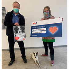 Detlev Fellmann, Gebietsverkaufsleiter NRW bei Henry Schein Dental Deutschland GmbH und Julia von Lindern vom Straßenmagazin fiftyfifty bei der Scheckübergabe.