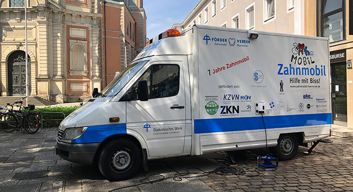 Das Zahnmobil Hannover kümmert sich an verschiedenen Standorten in und um Hannover um bedürftige Menschen, die von der Regelversorgung des zahnärztlichen Gesundheitssystems ausgeschlossen sind.