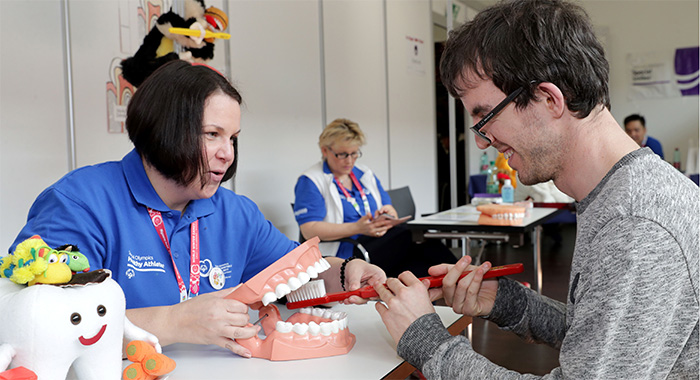 Henry Schein verlängert die Partnerschaft mit Special Olympics bis einschließlich 2025 und fördert damit Wohlbefinden und Gesundheitsbildung für Athleten mit geistigen Behinderungen auf der ganzen Welt